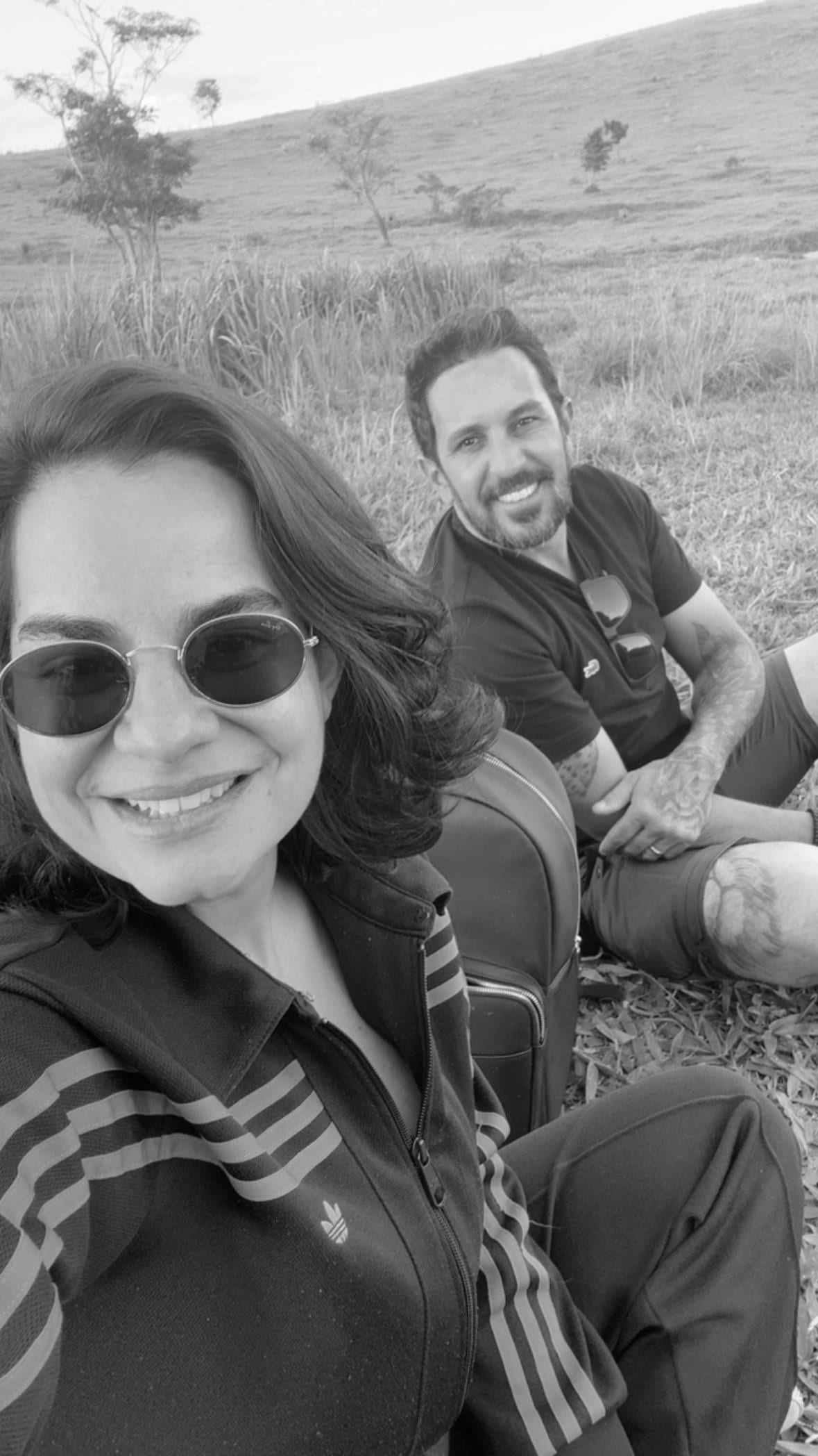 Carol e João juntos ao ar livre
